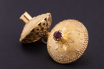Gioiello, bottone tradizionale sardo in oro su fondo nero