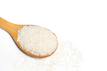 Fototapeta na wymiar Granos de arroz en una cuchara de madera sobre un fondo de blanco liso y aislado. Vista superior y de cerca. Copy space.