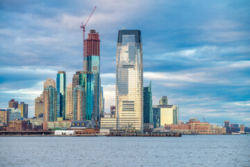 Obraz premium Sunset view of Jersey City skyscrapers from Hudson River