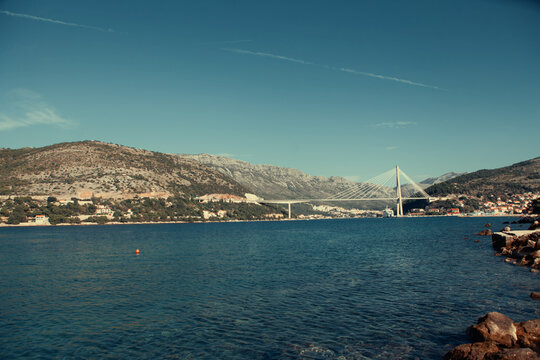 Die Küste mit Brücke von Dubrovnik in Kroatien.