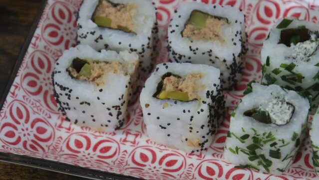 assiette de maki en gros plan