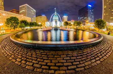 Papier Peint photo Monument historique Fountain in the downtown St. Louis at night, wide angle