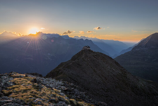 Sonnenuntergang über den Bergen bei Sölden und der Brunnenkogelhaus Berghütte auf einem Gipfel in den Ötztaler Alpen, Österreich