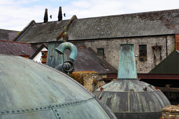 Exterior de antigua destilería de whisky. Fotografía tomada en Irlanda. 