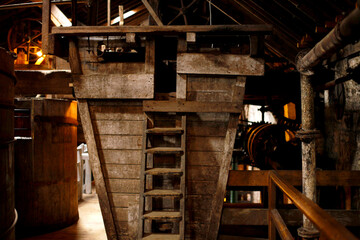 Interior de antigua destilería de whisky. Fotografía tomada en Irlanda