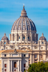 Obraz premium St. Peter's basilica dome in Vatican
