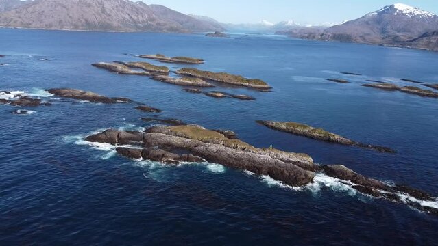 Islotes junto a montañas en los mares mas australes del mundo