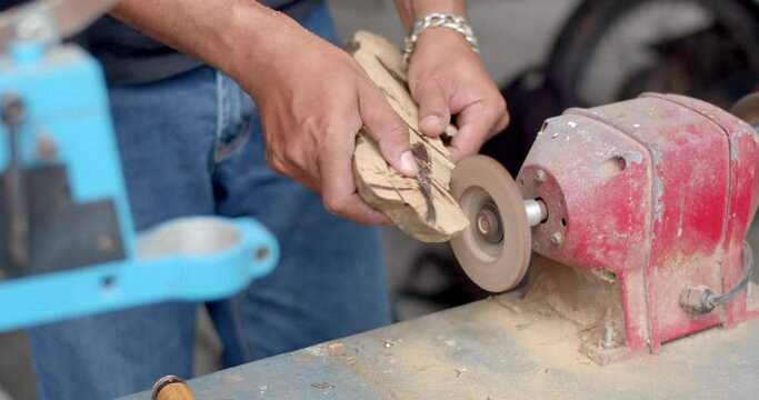 Grinding and adjusting the wood to get the shape and size we want. Customizing the wood with a grinding machine.
