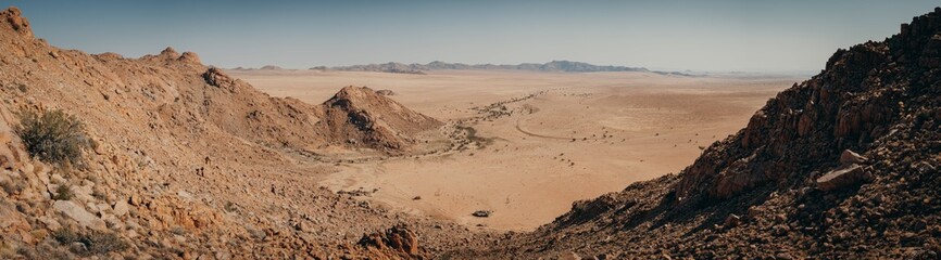 Fototapeta na wymiar Ultraweiter Panoramablick von einem Gipfel in den Aus-Bergen in die Ebene der Namib im Gondwana Sperrgebiet Rand Park (Klein-Aus Vista, Namibia)