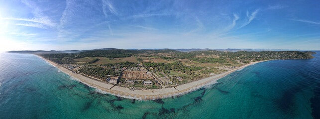 panorama de la plage de Pampelonne - Presqu'île de Saint-Tropez Var  - obrazy, fototapety, plakaty