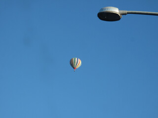 Balão de ar quente sobrevoando o município de Alto Paraíso, município brasileiro localizado no nordeste do estado de Goiás, em meio ao cerrado da Chapada dos Veadeiros