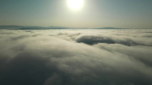 Volando entre nubes hacia delante