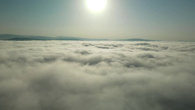 Volando entre nubes hacia abajo