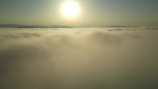 Volando entre nubes, hacia atras y arriba