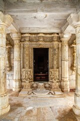 Naklejka premium Statues of people on the walls with columns, ranakpur jain temple, India