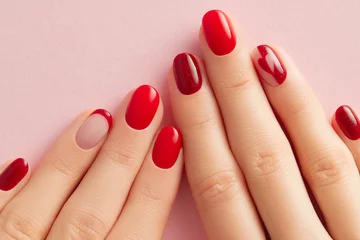 Foto op Plexiglas Female hands with manicure on pink background © Darya Lavinskaya