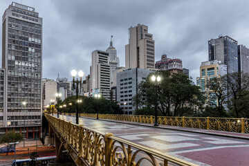 Anoitecer no centro histórico de São Paulo. Viaduto Santa Ifigênia, Brasil