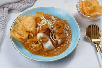 Kupat Tahu,is an indonesian traditional food,made from rice cake, fried tofu, boiled bean sprouts...