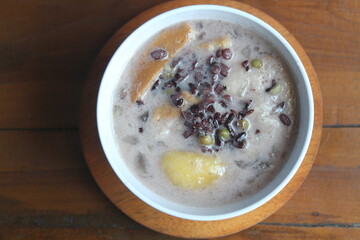 Angsle is a typical East Javanese food which resembles compote but the sauce uses granulated sugar.  The contents of the angsle are sago pearls, green beans, white bread and white sticky rice