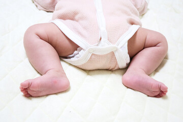 新生児の赤ちゃんの足と指