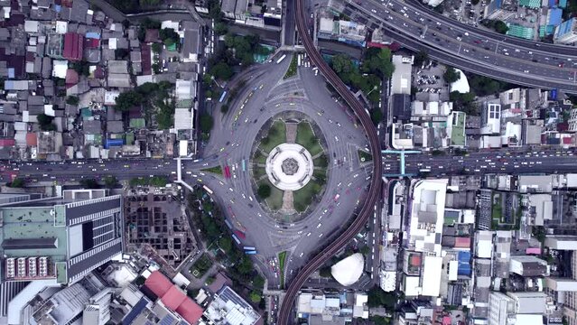Aerial view of Victory Monument with low traffic