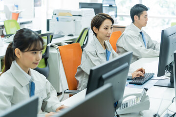 パソコン作業をする日本人男性