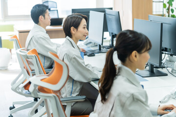 パソコン作業をする日本人男性