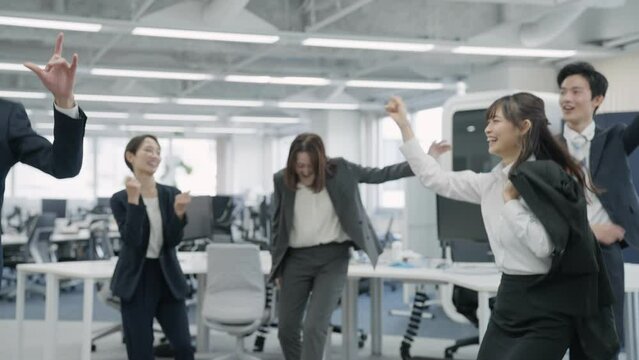 ダンスするビジネスマン（宴会・パーティー）
