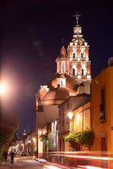 Fototapeta na wymiar Twilight view of the Spanish colonial architecture and historic church of downtown Santiago de Querétaro, Mexico.