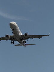 大空を羽ばたく旅客機