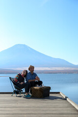 富士山の映る湖面にてカップルの風景_13

