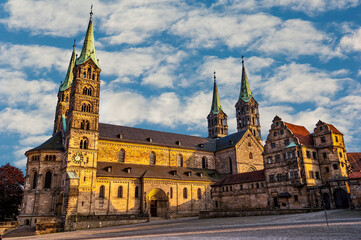 Fototapeta na wymiar Der Bamberger Dom im warmen Abendlicht der Sonne mit aufgelockerter Bewölkung vor blauem Himmel