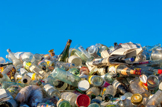 Glasflaschen in einer Wiederverwerungsanlage warten auf das recycling