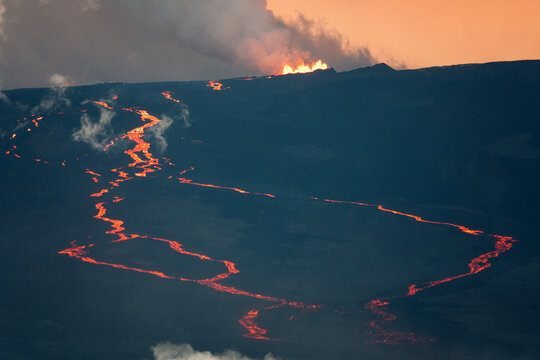 Mauna Loa eruption 11/30/22 Sun has just past the horizon. I am standing on Mauna kea.