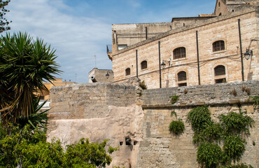 Cañones en el bastión del molino en Monopoli, Italia. Cañón situado en la antigua muralla fortificada para la defensa de la ciudad.