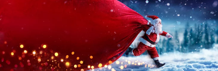 Foto op Plexiglas Donkerrood Kerstman met rode bannertas die op sneeuw in winterlandschap loopt - snelle levering aanwezig
