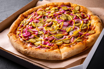 Pizza with Mozzarella cheese, ham, tomato sauce, pepper, pickled cucumbers and onion.