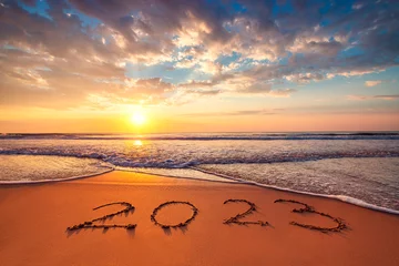 Rolgordijnen Gelukkig Nieuwjaar 2023 oceaan zonsopgang op het strand kust concept © ValentinValkov