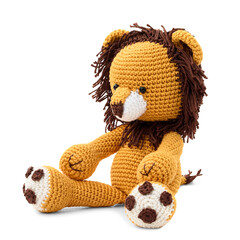 Leão de pelúcia dourado, feito na técnica de crochê amigurumi, sentado de perfil