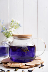 Obraz na płótnie Canvas Thai blue Anchan tea brewed in a teapot. A healthy drink for health and diet.