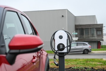 auto voiture electrique borne chargement rechargement environnement