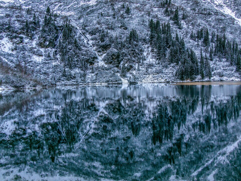 Morskie Oko pierwsze śniegi Tatry