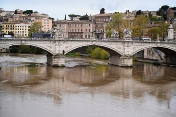 Pont Vittorio Emanuele II franchissant le fleuve Tibre de Rome
