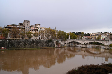 Fototapeta na wymiar Pont Vittorio Emanuele II franchissant le fleuve Tibre de Rome