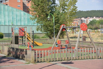 Columpios en parque infantil