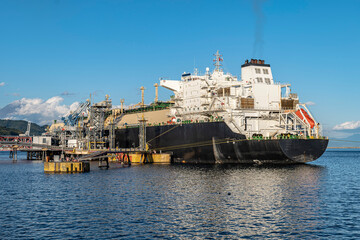 Fototapeta na wymiar LPGタンカーが清水港でアンローディングアームを使って荷揚げする風景