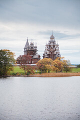 Obraz premium Picturesque autumn view of the Kizhi churchyard with the Church of the Transfiguration of the Lord. Kizhi Island on Lake Onega. Republic of Karelia. russia. Vertical orientation