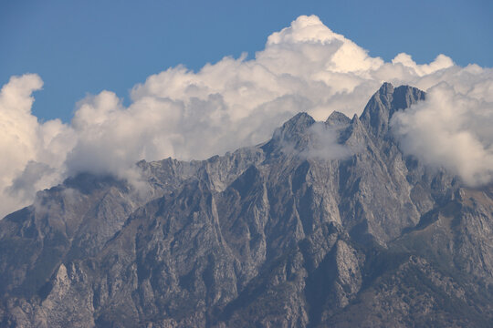 Alpengipfel mit wei&szlig;er Krone ; Blick vom Comer See (Colico) auf die von Wolken eingerahmten Gipfel im den Sasso Manduino (2888m)