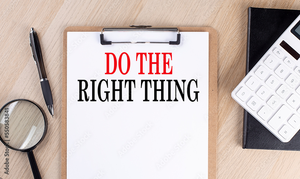 Fototapete do the right thing text on a clipboard on wooden background