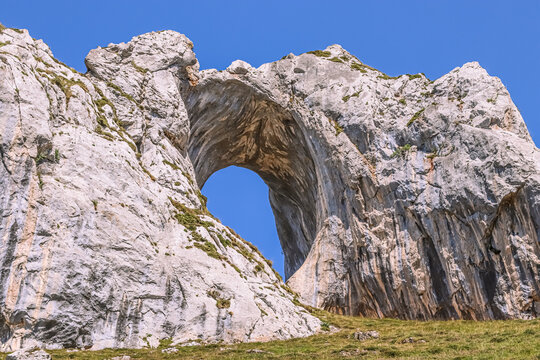  Vista del Ojo de Buey de Pe&ntilde;a Mea, Concejo de Aller, Asturias, Cordillera Cant&aacute;brica, Espa&ntilde;a. Pe&ntilde;a Mea.